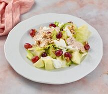 Салат с индейкой, йогуртом, яблоком и виноградом