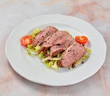 Салат с Ростбифом и пикантным соусом