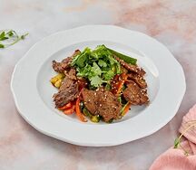 Теплый салат с говядиной и огурцом