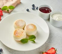 Сырники творожные со сметаной и джемом