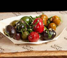 Ассорти из испанских маслин и оливок