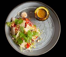 Салат с креветками и печёным авокадо