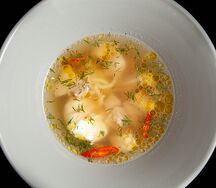 Куриный бульон с домашней лапшой и фрикадельками