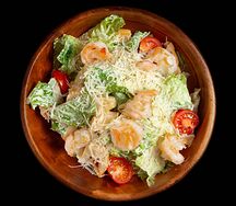 Салат Цезарь с креветками