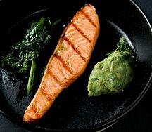 Лосось на гриле со шпинатом с гуакамоле