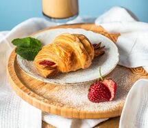 Круассан с клубникой