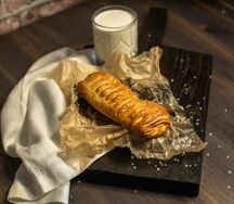 Слойка с баварской сосиской