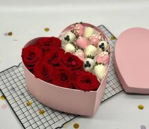 Клубника в шоколаде и красные розы в коробке сердце
