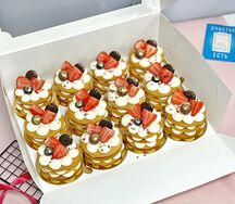 Набор Мини-медовики с начинками и свежими ягодами L