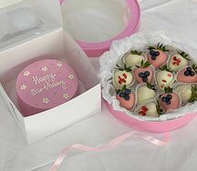 Розовый бенто-торт Happy Birthday и клубника в шоколаде