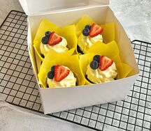 Капкейки жёлтые с ягодами