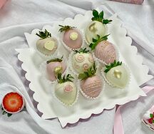 Клубника в шоколаде розово-белая на день рождения