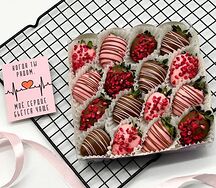 Клубника в темном и розовом шоколаде