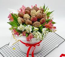 Клубника в шоколаде и альстромерии в шляпной коробке