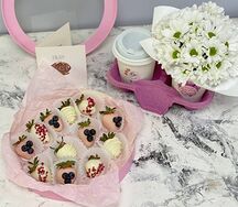 Клубника в шоколаде, цветы в стакане и дрип-кофе