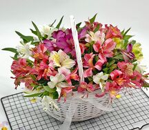 Плетеная корзина со свежими альстромериями