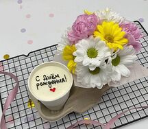 Бенто-торт в стаканчике С Днем рождения и Букет из хризантем и диантусов