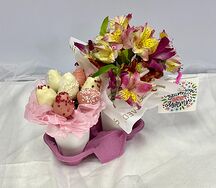 Клубника в шоколаде и стаканчик альстромерий