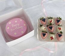 Бенто-торт розовый Happy birthday и клубника в шоколаде