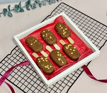 Шоколадное пирожное с золотыми звёздами 