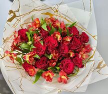 Букет Алый рассвет с розами и альстромериями
