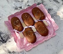 Шоколадное пирожное с золотыми сердцами 