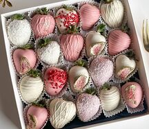 Клубника в белом и розовом шоколаде №3