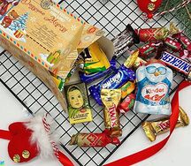 Новогодний сладкий подарок со вкусными конфетами коробка конфета