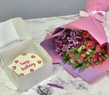 Бенто-торт с цветочками и букет альстромерий в розово-сиреневой упаковке