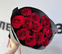 Букет красных роз в чёрной упаковке