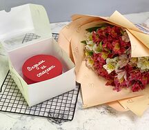 Бенто-торт Ведьмы не стареют и букет альстромерий