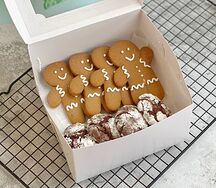 Новогодний набор свежего печенья и имбирных пряников
