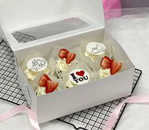 Капкейки с клубникой и картинками котиков Я люблю тебя
