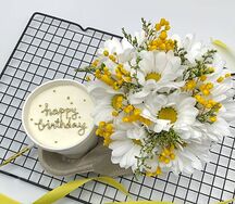 Бенто-торт в стаканчике happy birthday, букет из хризантем и гипсофилы