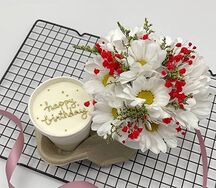 Бенто-торт в стаканчике Happy Birthday и букет хризантем с гипсофилой.