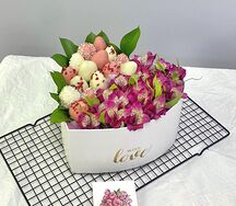 Клубника в шоколаде, альстромерия в коробке сердце