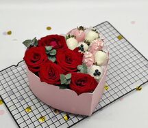Розы и клубника в коробке сердце для любимого человека