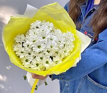 Букет хризантем в желтой упаковке