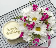 Бенто-торт в стаканчике Happy Birthday и букет хризантем с гипсофилой