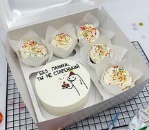 Бенто-торт и капкейки с человечком Без паники