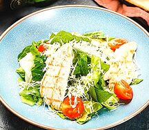 Салат Цезарь с курицей