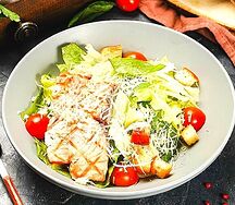 Салат Цезарь с лососем