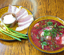 Борщ с салом сметаной и зеленью