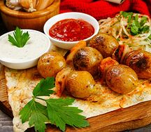 Беби-картофель на мангале с салом