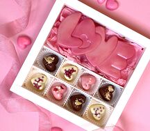 Набор шоколада Сердечки с наполнителями и шоколадки Love