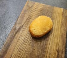 Жареный пирожок с луком и яйцом