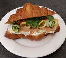 Круассан с рыбой