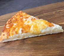 Кусок пиццы Четыре сыра 