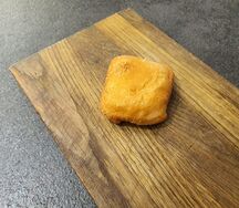 Жареный пирожок с капустой и яйцом