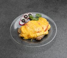 Свинина с помидором под сыром